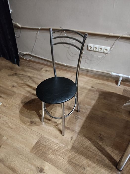 Продам стеклянный стол и три стула. Новый