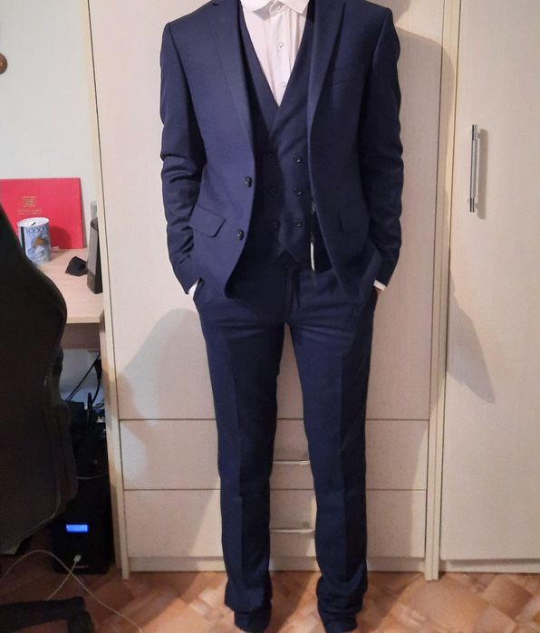 Продаю костюм-тройку