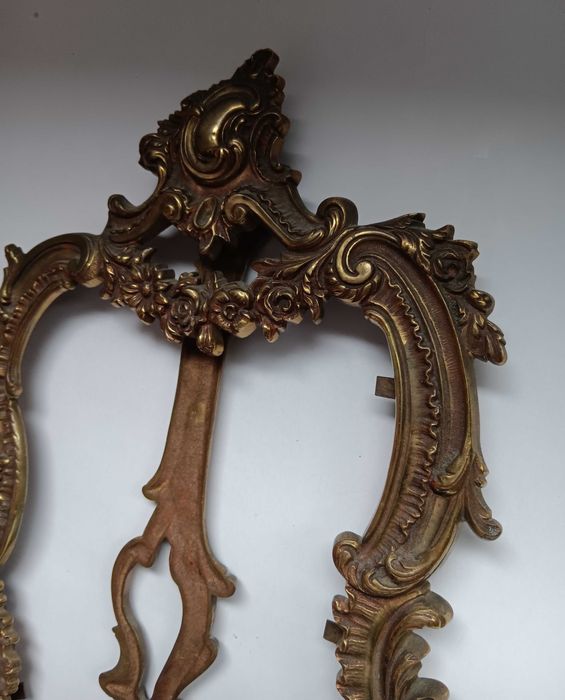 Ramă foto sau o ramă pentru oglindă de masă vintage din bronz masiv, Stil Rococo sau Art Nouveau, Dimensiune 44 cm, veche de colectie