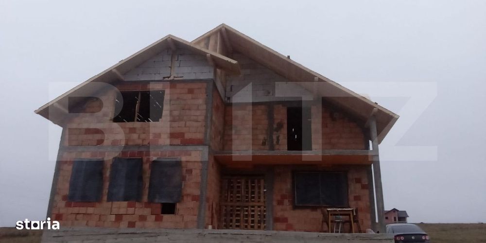 Casa la rosu de vanzare, Scheia, 10 ari teren.