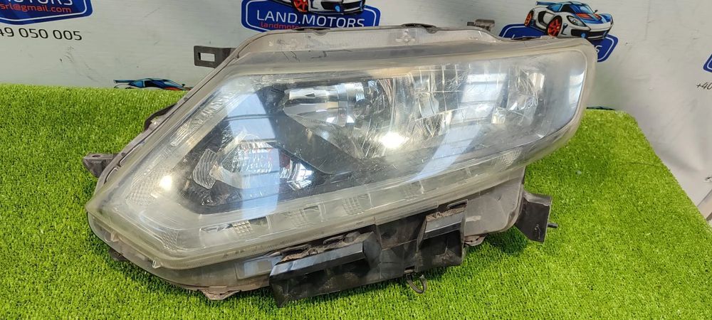 FAR STÂNGA UK HALOGEN LED NISSAN X-TRAIL T32 2014–2018 / COD OEM 260604CA0C / 260604CA1C / 99226-81017 (4E2)