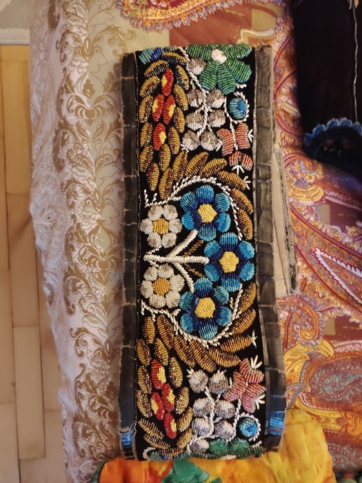 Brâu costum național, cusut manual