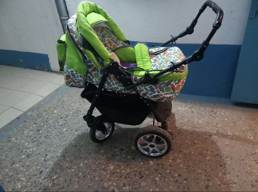 Продам коляску демисезонная.