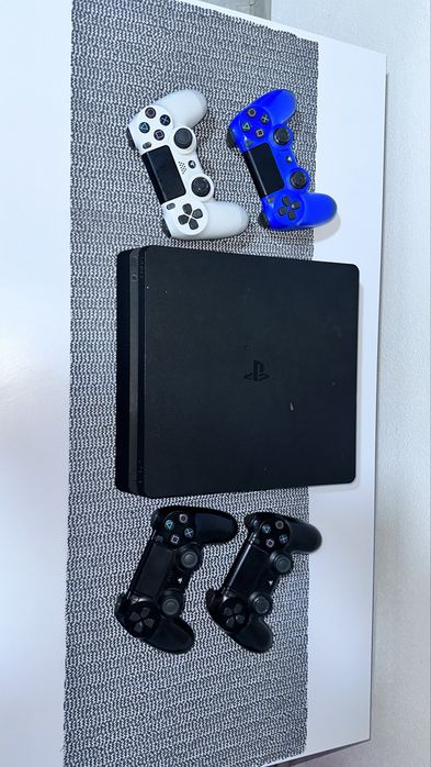 Vand PlayStation 4 +4 controlare