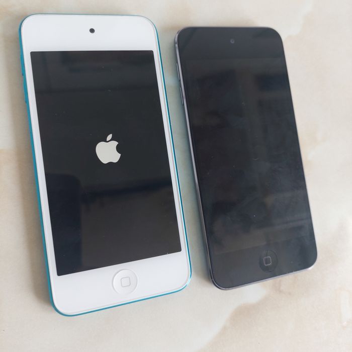 Vând două iPod uri Touch 5 + o husă + o cutie (de piese) //poze reale