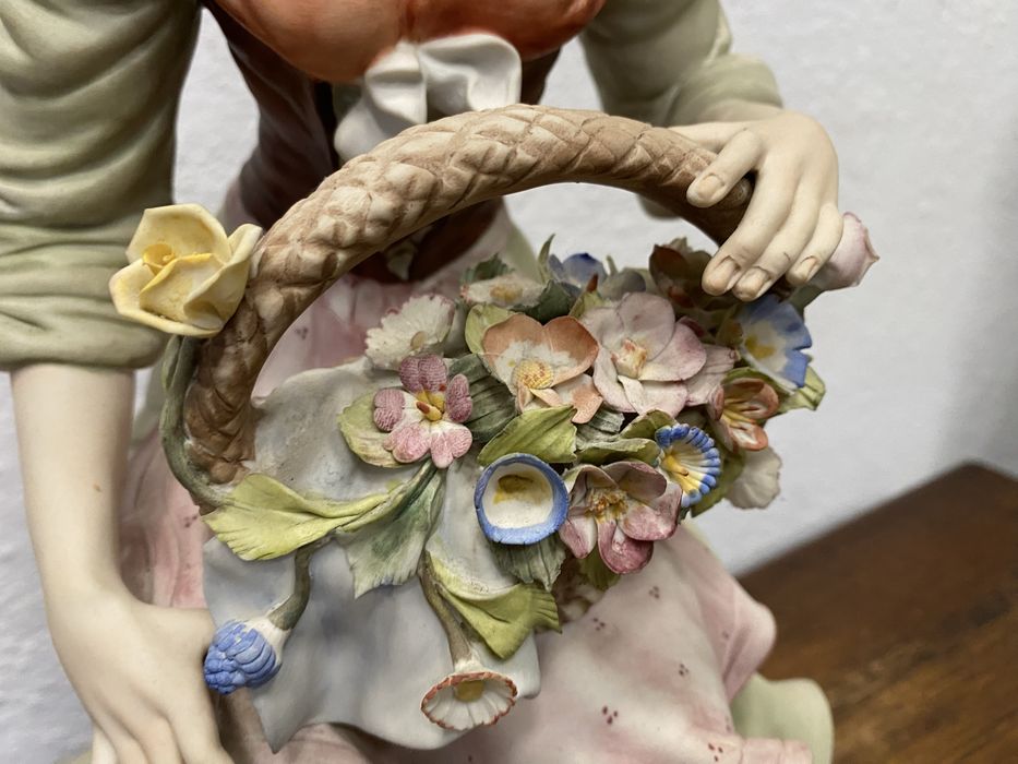 Винтидж Capodimonte фигура с кош цветя, Италия