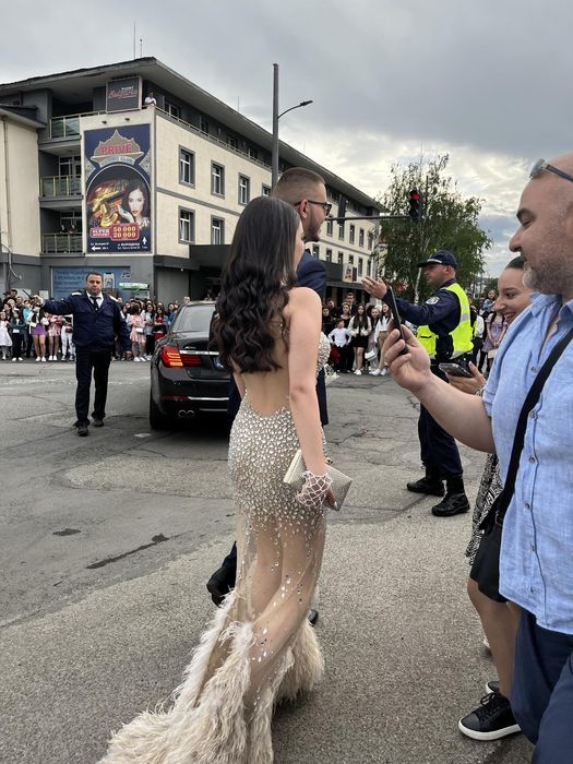 Рокля с камъни и пера