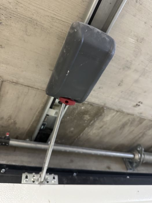 Poarta garaj automata cu telecomanda