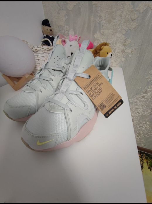 Adidași sport Nike Air Huarache Craft.
