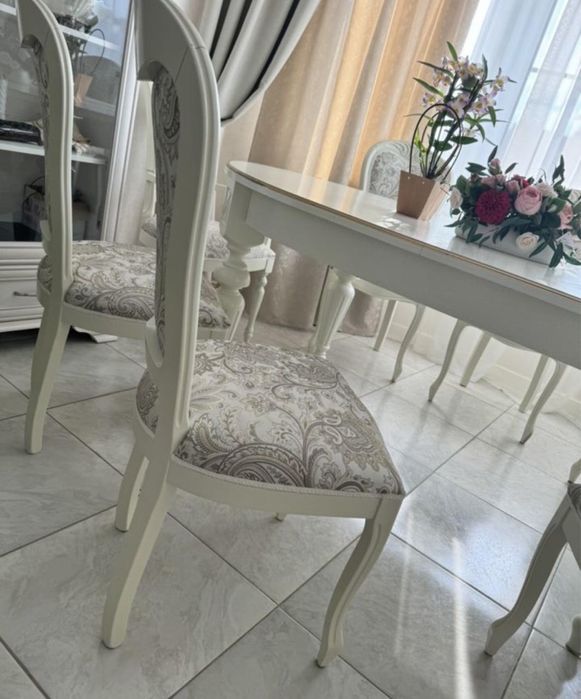 Стол и 8  стульев