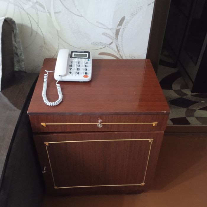 Сервант и тумбочка