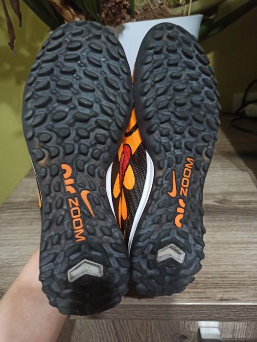 Футбольные бутсы, сороконожки