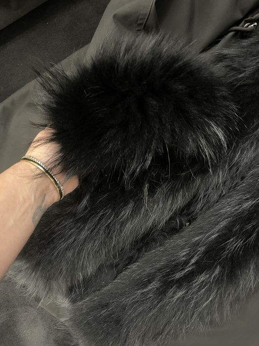 Черна парка с лисица