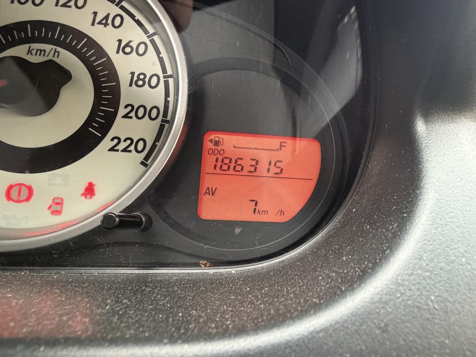 Mazda 2 - 1.3 BENZINA-6000 LEI pretul  NU ESTE negociabil.