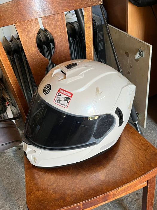 Продам шлем робот белого цвета