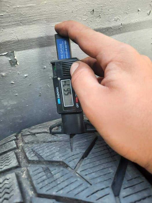 4 Броя 225/65/17 Vredestein 2бр - 6,8мм, 2бр - 5,6мм