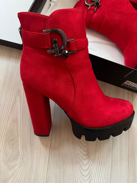 Велурени обувки на висок ток