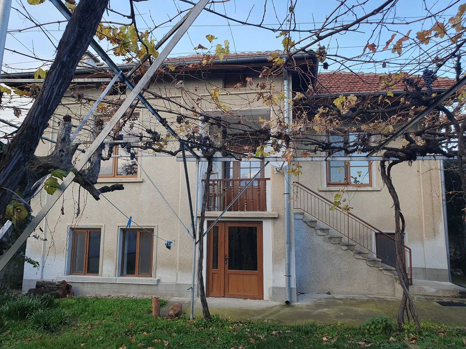 с.Енина самостоятелна къща на 2 етажа, двор 500 кв.м.