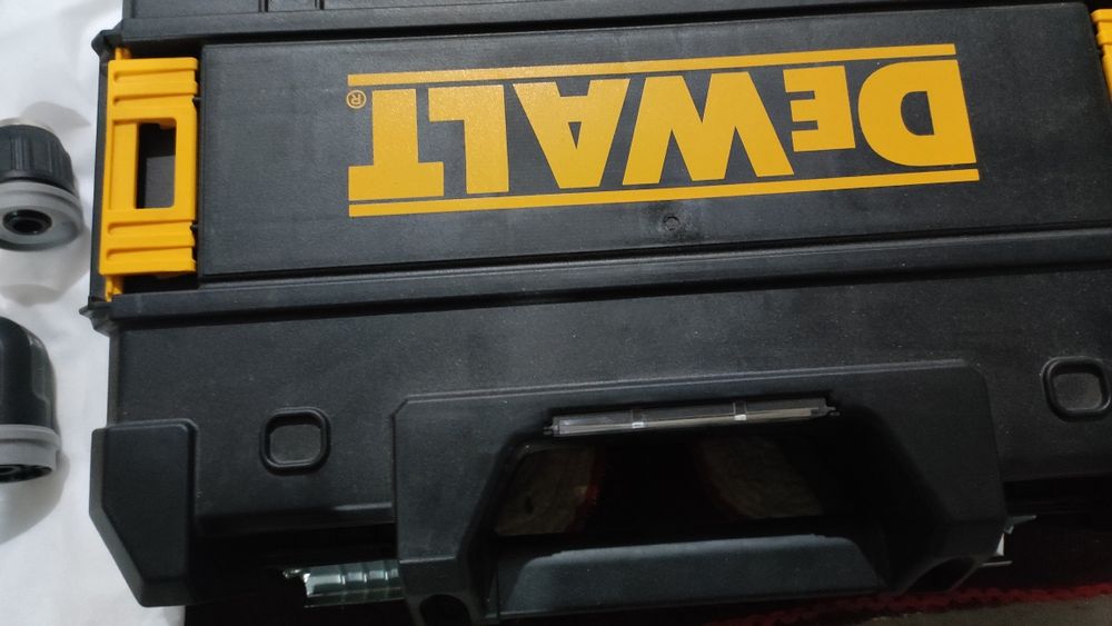 Дрель-шуруповерт Dewalt dcd703