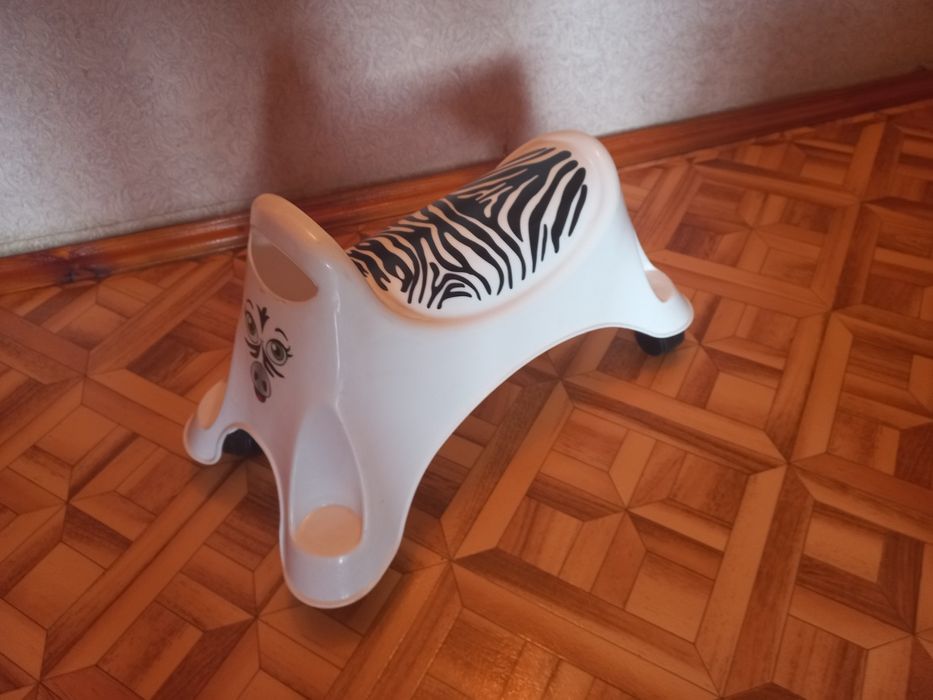 Детский табурет на колёсах.