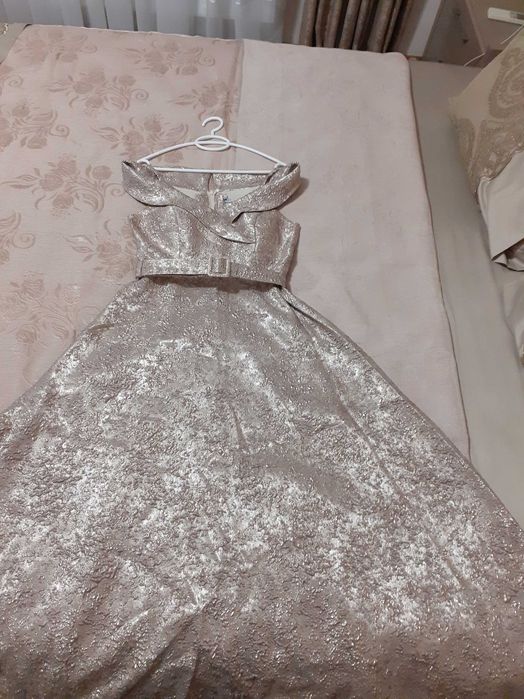 Дълга официална рокля обличана веднъж. Като нова. Размер S цена 90 лв