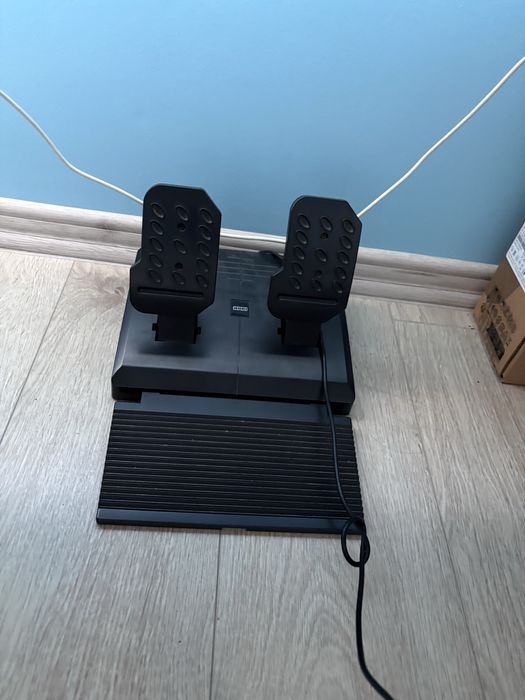 PS4 pro с два контролера и волан