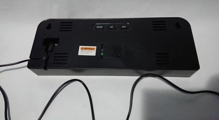 Ceas cu cifre luminate permanent