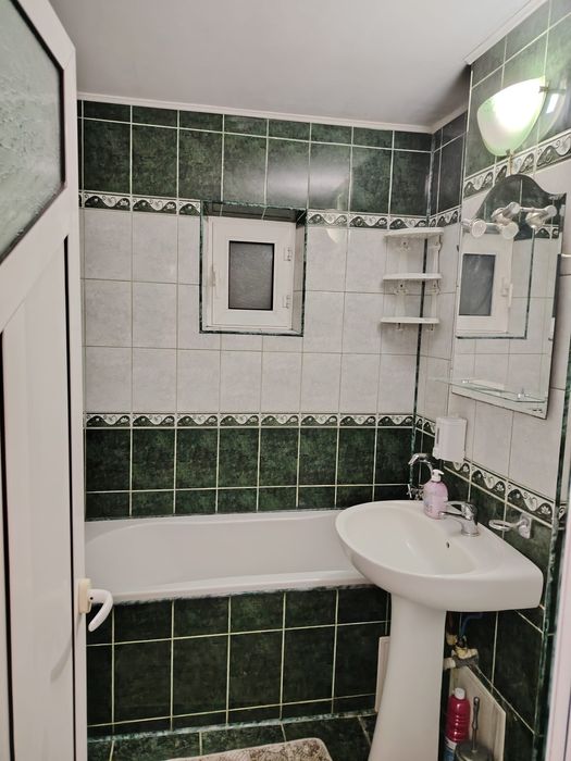 Vând apartament Broșteni