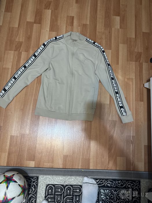 Оригиналная зипка guess идеалном состояни и никаких дефектов  размер S