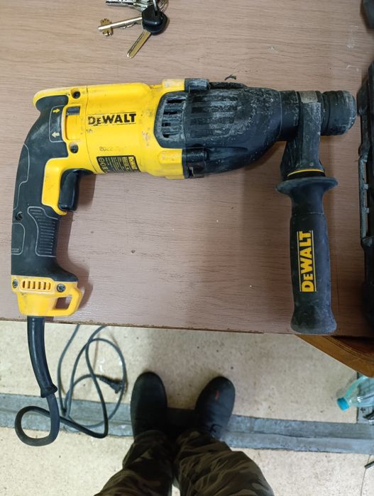 Перфоратор DeWalt 2.6j  D25133K