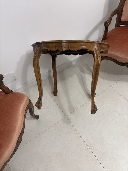 Set Vintage Stil Louis XV – 2 Fotolii Catifea Somon și Măsuță Cafea