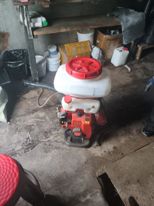 Бензиновый опрыскиватель.