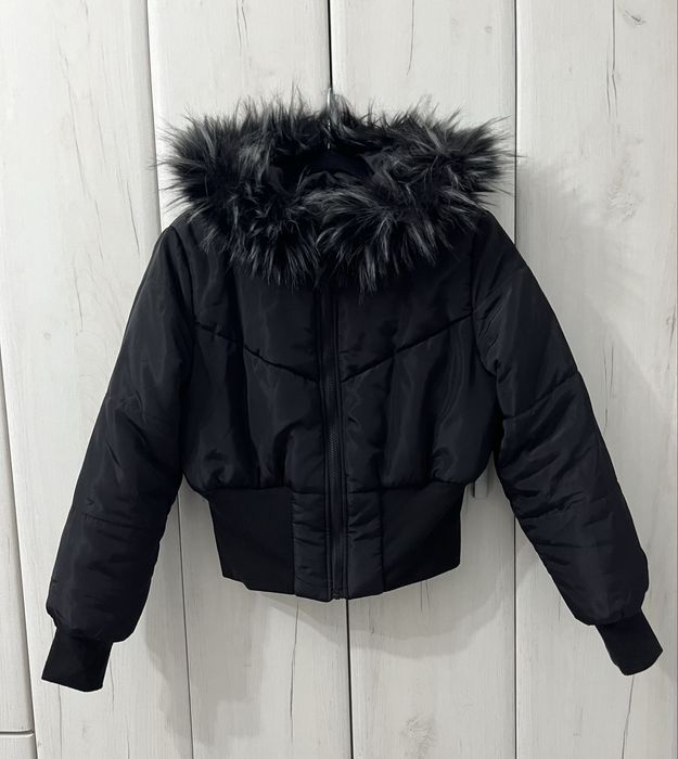 Късо яке с пухкава качулка