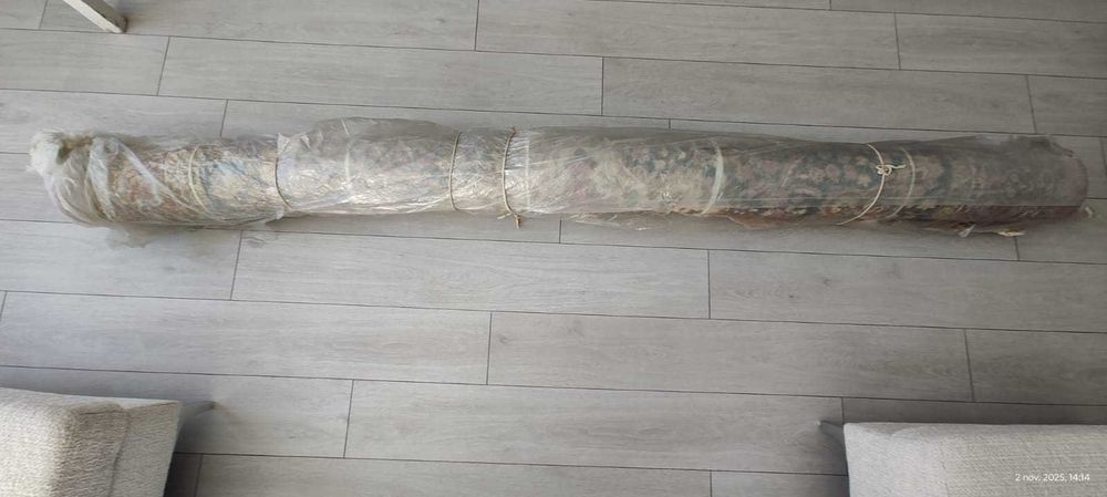 Covor din lana romanesc de 3,5m x 2,5 m Este nou, nefolosit. Are 19 kg