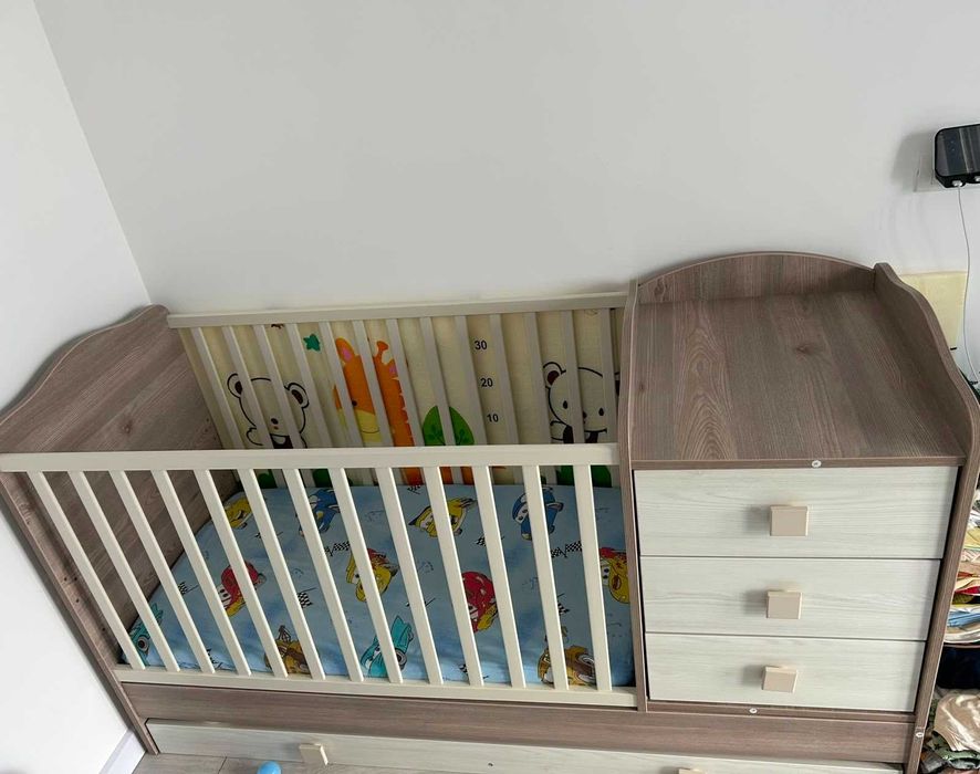 Patut bebe transformabil Hubners Sofia Kombi din lemn cu 4 sertare 120x60 cm crem + saltea cocos si husa cadou