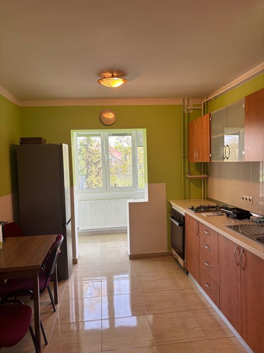 De inchiriat apartament cu 2 camere decomandat et.1 cu centrala proprie zona Aradului!!