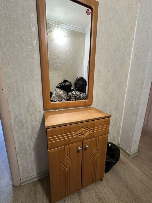 продаю тумбо с зеркалом
