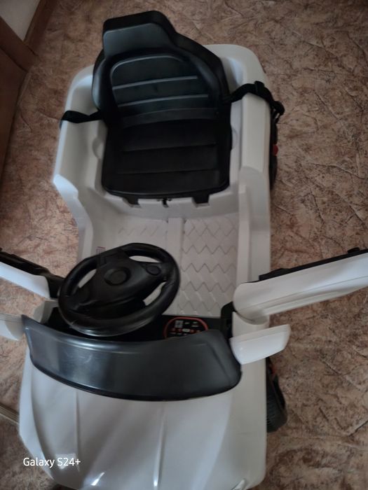 Машина детская на пульте управления