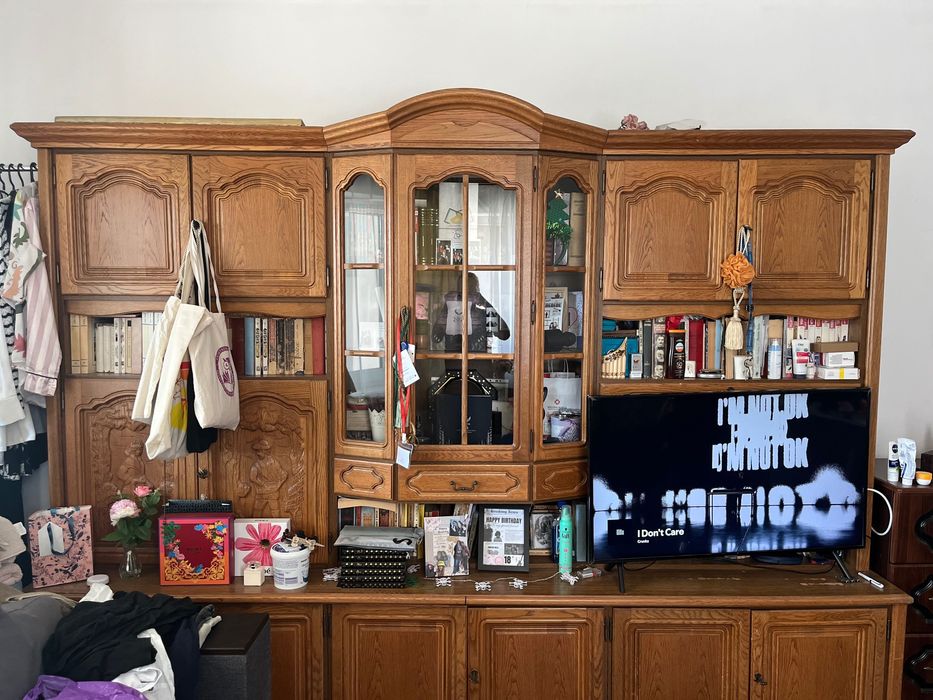 Mobilier din lemn masiv, sculptură manuală – piesă deosebită