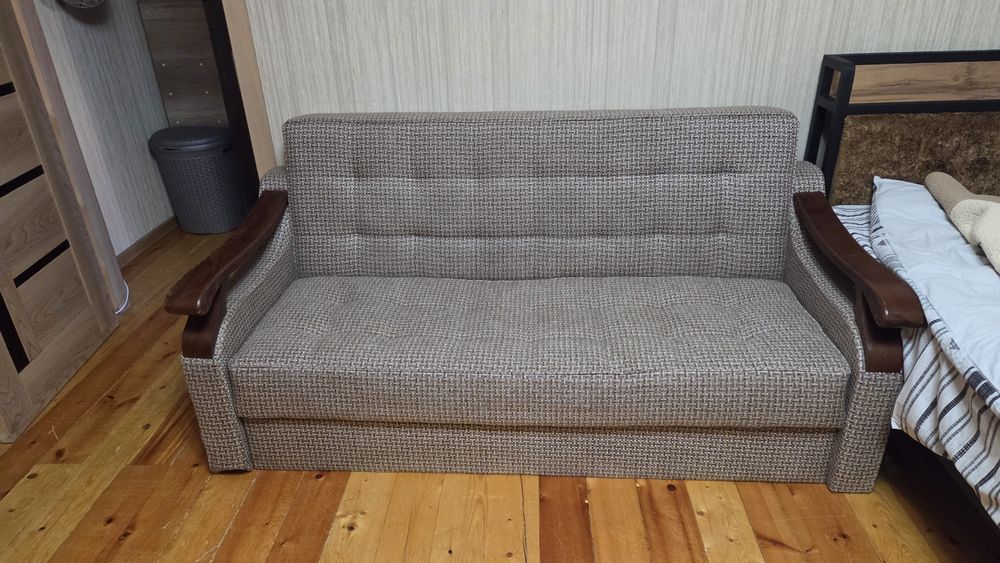 Диван, серый на колесах