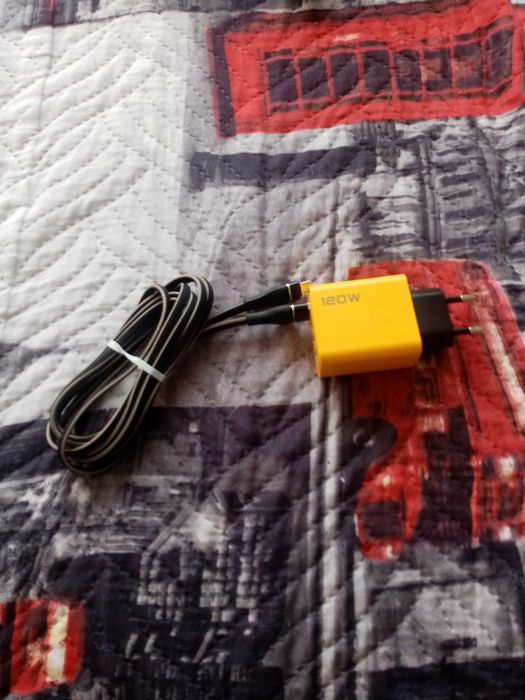 продавам таблет леново tab м10 запазен с зарядно