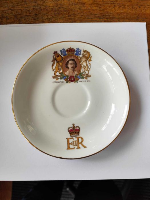 Кралски сувенирни чинийки в чест на Елизабет II и принц Чарлз