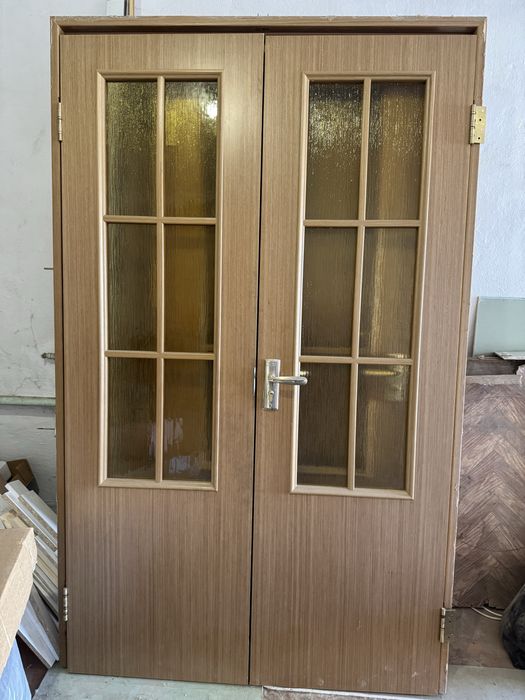 Продам межкомнатную двухстворчатую дверь.