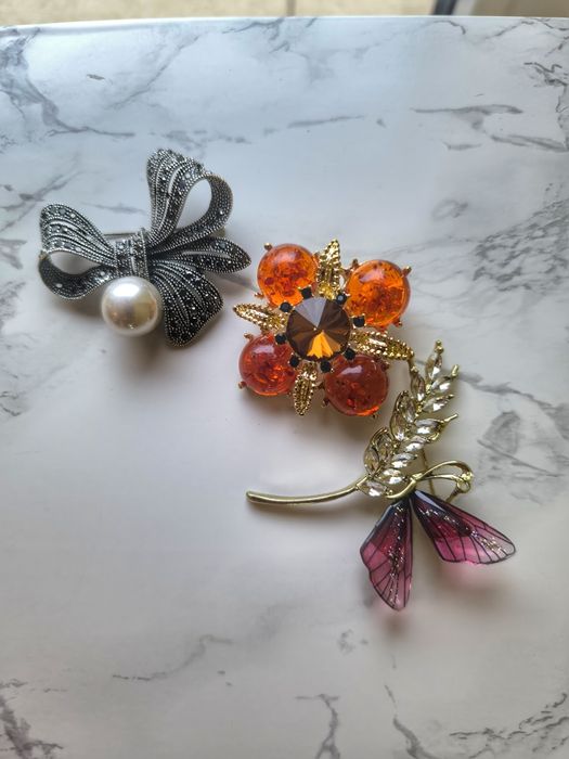 Ластици за коса, брошки, обеци