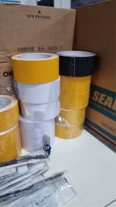 Противоскользящие абразивные самоклеящиеся ленты на ступени, Корея