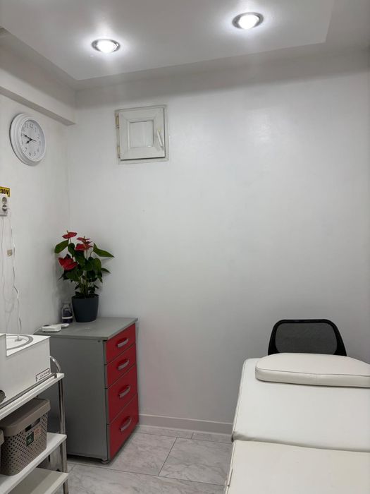 Închiriez posturi în salon: cosmetică și manichiură/pedichiură