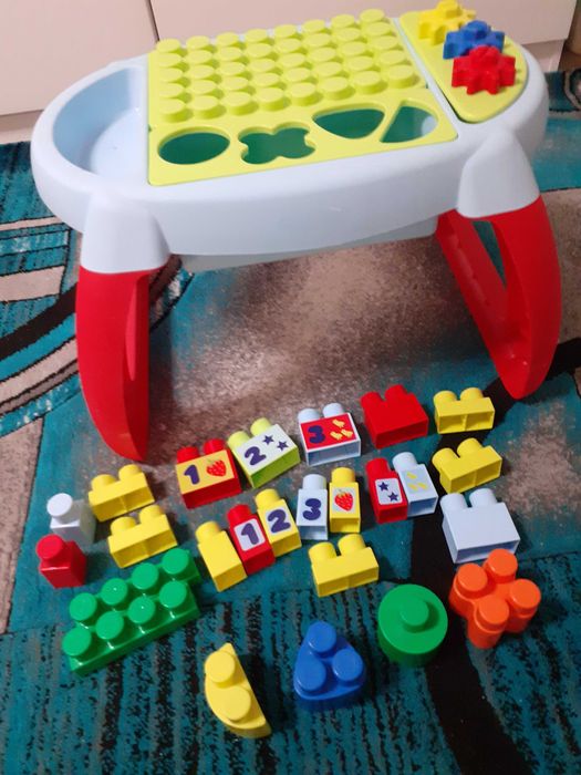 Vand masuta cu lego ptr copii de 1-3 ani in stare foarte buna