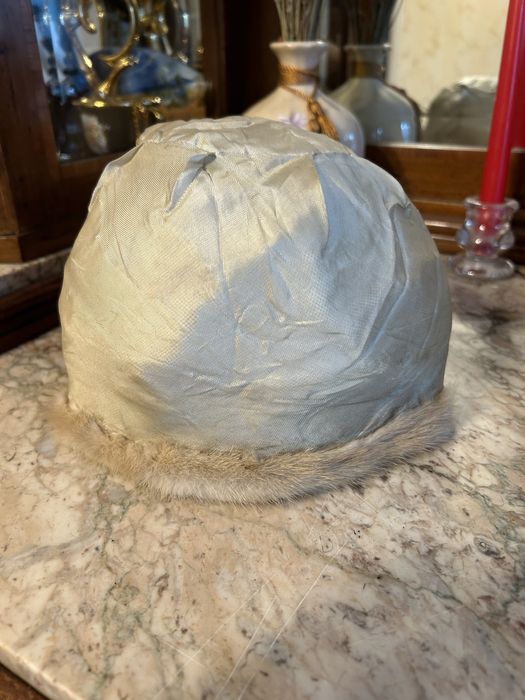 Caciula blana jder auriu