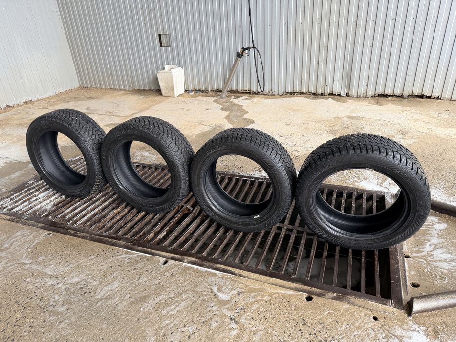 Продам шипованные шины 235/55/18