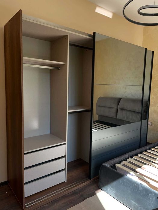 Изпълняване на интериорни решения. Сглобяване, монтаж, и проектиране на цялостно обзавеждане. Обемни офис проекти.